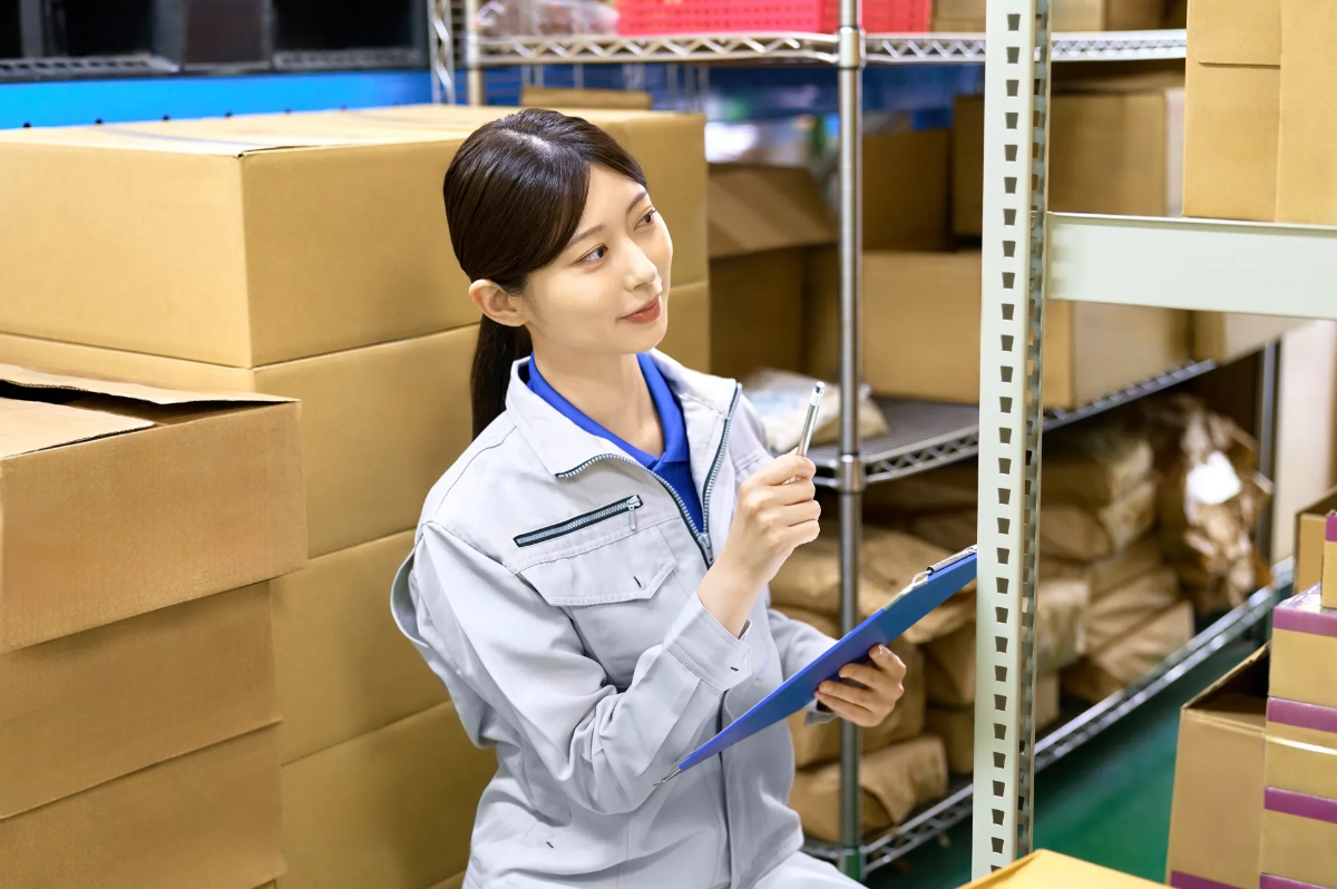 夜の倉庫の仕分け作業