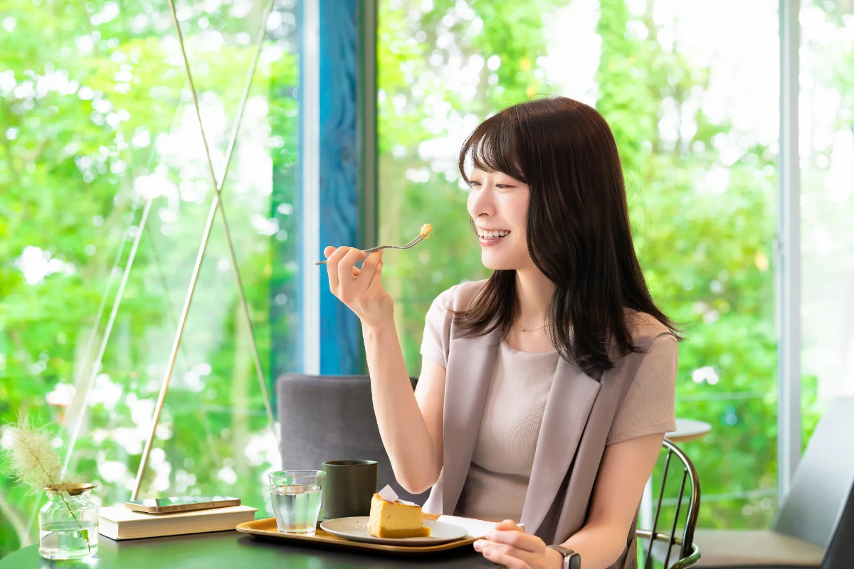 タイミーのバイトで余裕ができてランチする女性