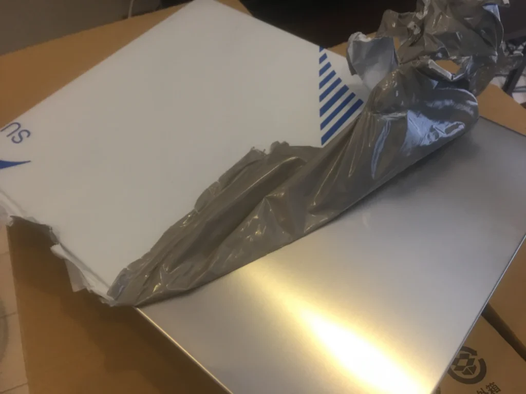 ガスコンロカバーのフィルムをはがす