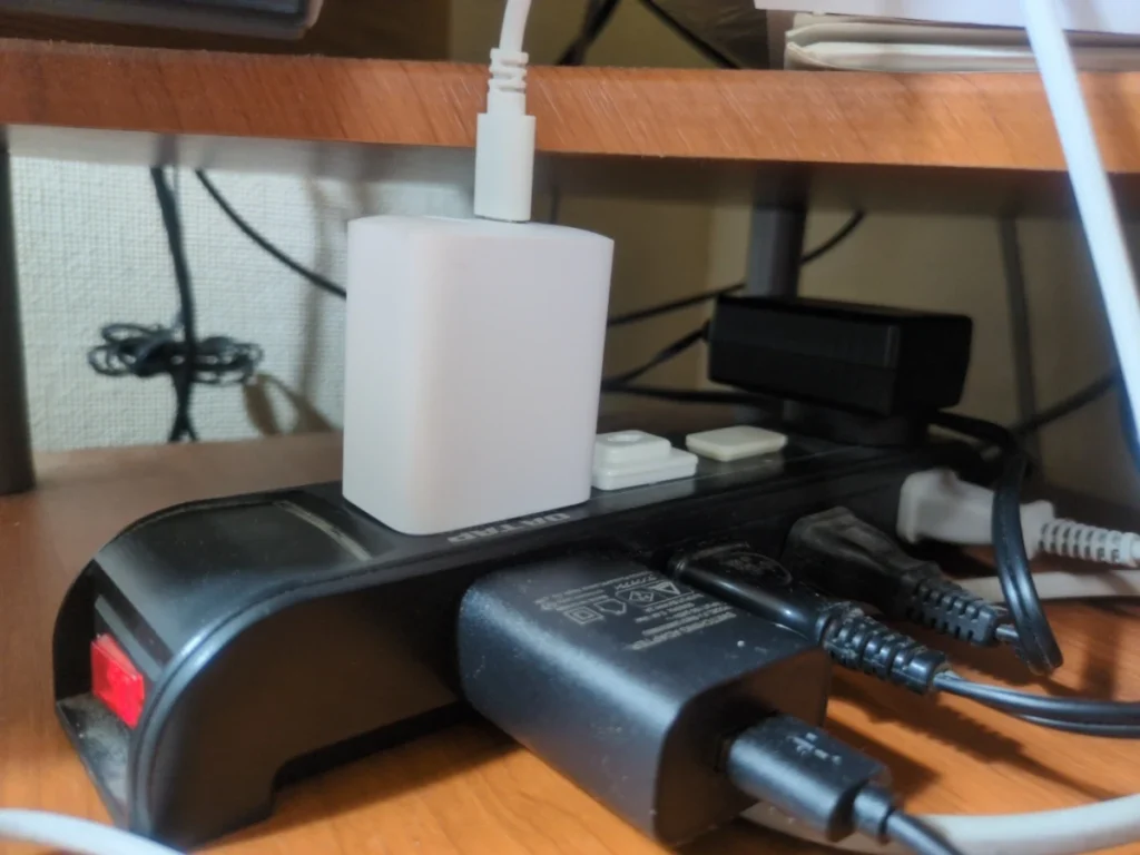 高さが足りなくて収まらない急速充電器