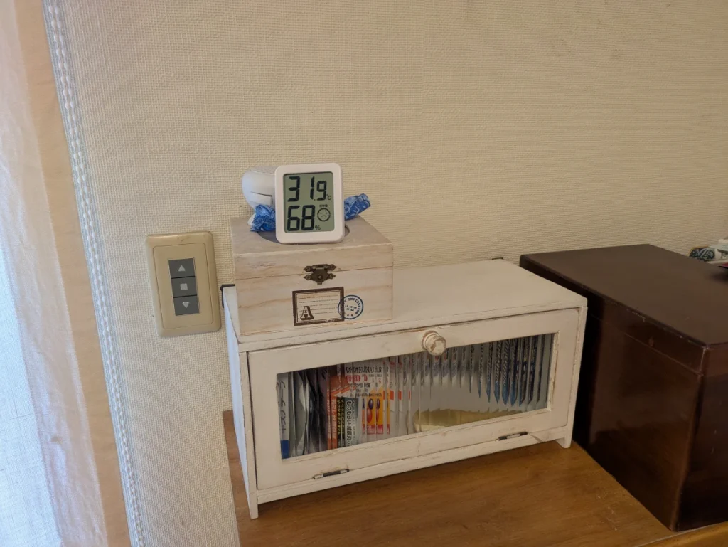 薬箱の上に置いた温度計